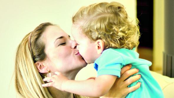 “Non dite ti amo ai vostri figli”: la psicoterapeuta Stefania Andreoli fa esplodere il dibattito