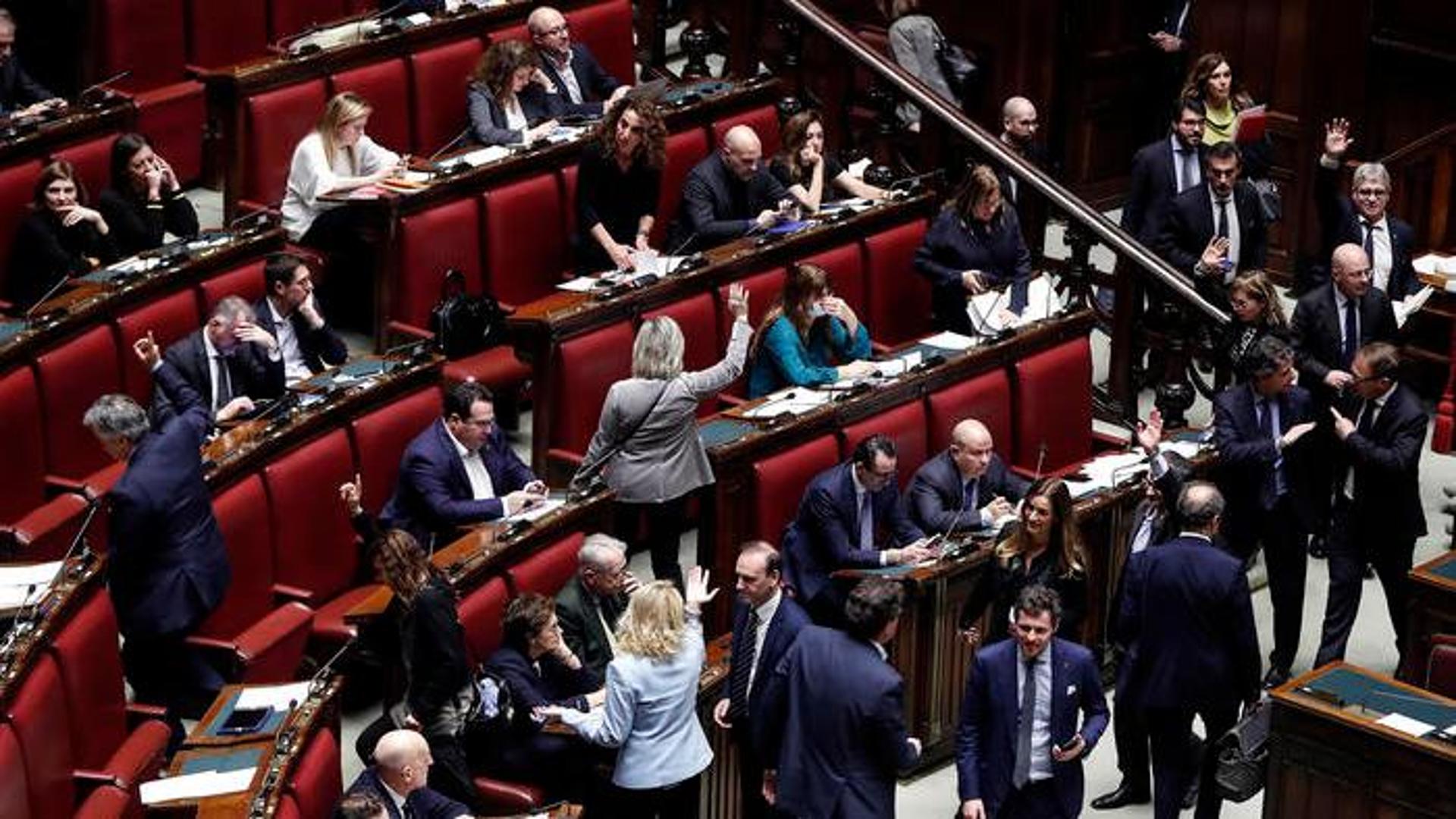 Vietiamo il karaoke a Montecitorio