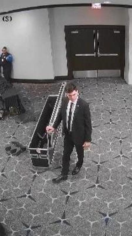 Spari alla cena dei corrispondenti, nuovo video: Allen attraversa metal detector con fucile spianato