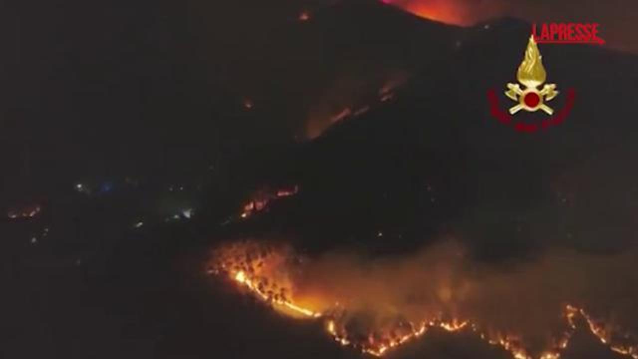 Incendio sul Monte Faeta, evacuazioni per più di tremila persone. In fiamme 800 ettari di bosco
