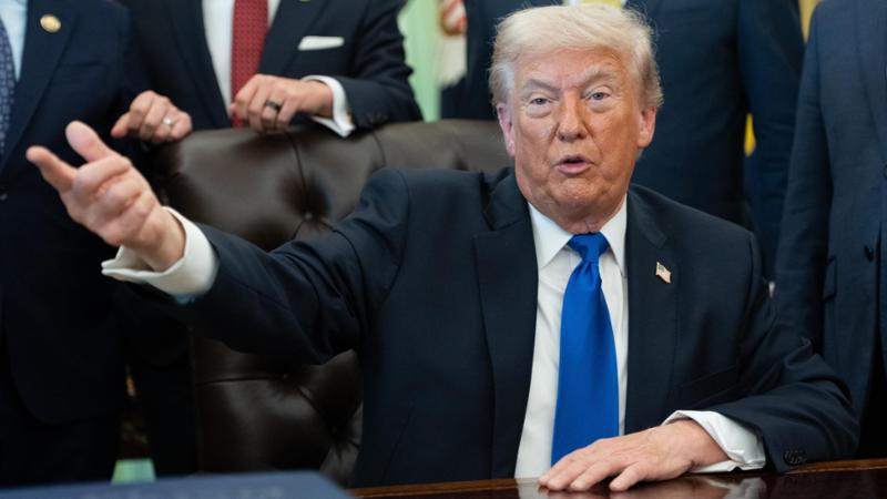 Trump: “Da lunedì dazi contro l’Ue al 25% su auto e camion”. Il Parlamento europeo: inaccettabile