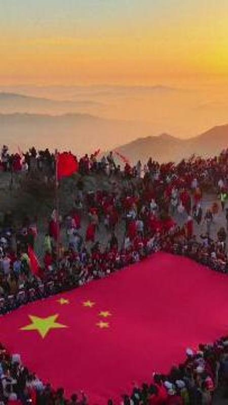 Cina, l'alba sul Monte Tai richiama 20mila persone in vetta: il panorama è spettacolare