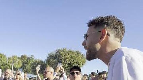 Roma, Rocco Hunt a sorpresa alla Terrazza del Pincio: il mini concerto improvvisato tra la folla
