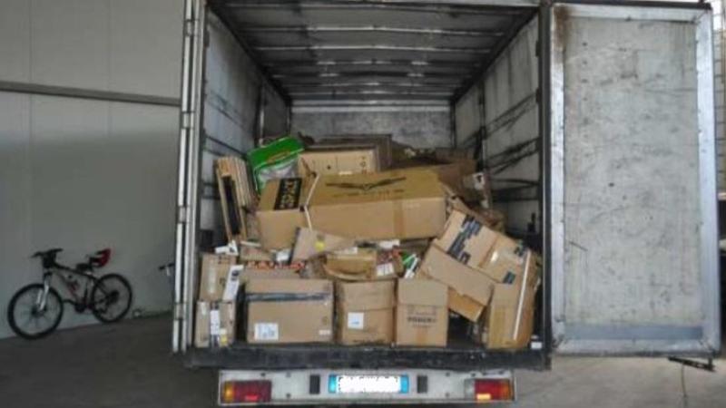 Colpo da 300 mila euro, ma devono abbandonare la refurtiva sulla Torino-Savona: il furgone ha una ruota bucata