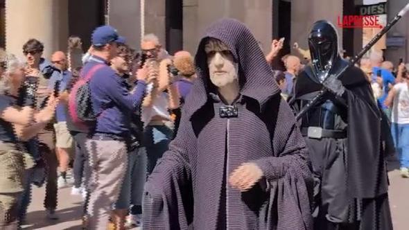 Jedi e spade laser nel centro di Milano: la parata di fan e cosplayer per lo Star Wars day