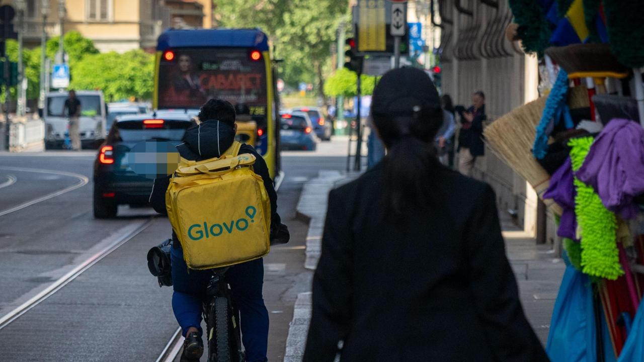 Rider di Glovo aggredito nel cuore di Torino: colpito a calci e pugni e rapinato del cibo