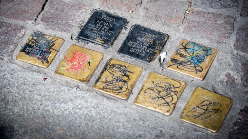 Antisemitismo a Torino, vandalizzate le pietre d’inciampo di largo Montebello