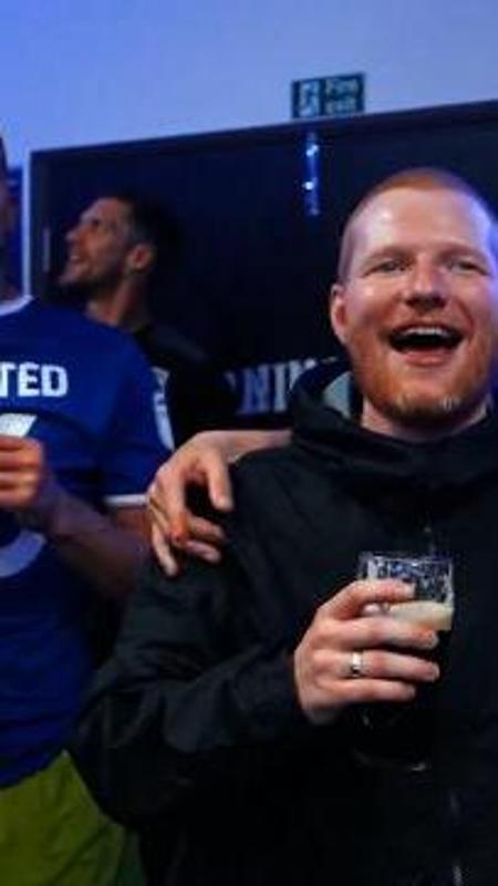 Inghilterra, Ipswich in Premier League: Ed Sheeran festeggia la promozione con i giocatori