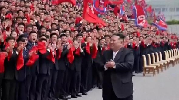 Corea del Nord, Kim Jong-Un incontra i giovani del partito: bagno di folla e applausi