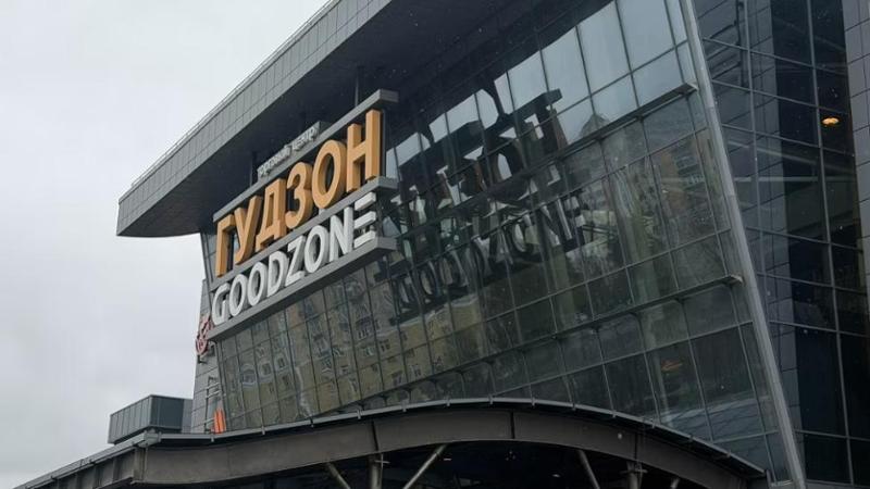 Mosca, il centro commerciale Gudzon deserto: così la CNN mostra il declino dell’economia russa