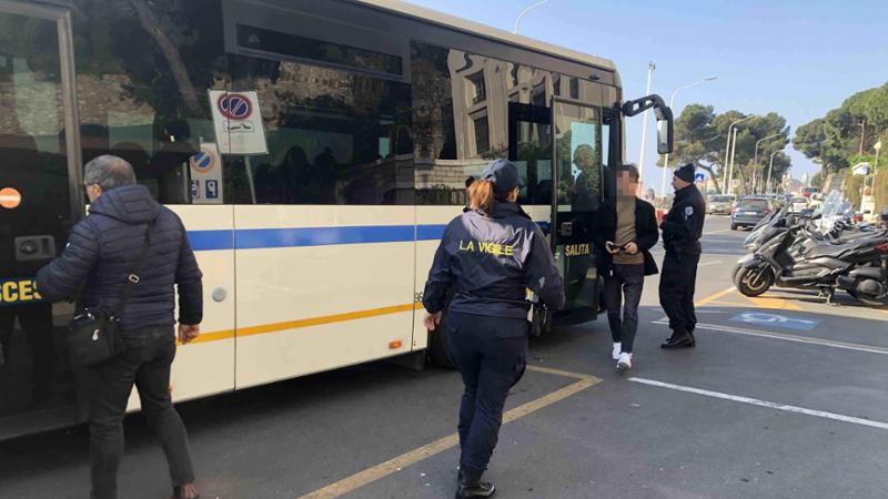 Un’ora d’attesa sul bus per i controlli: sul biglietto la data dell’ottobre 1987
