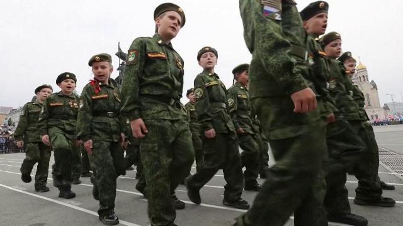 Russia, bambini sfilano in uniforme alla parata per il Giorno della Vittoria sulla Germania nazista
