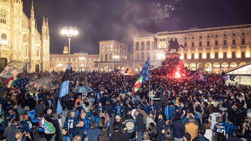 Birre, cori e fumogeni: la festa scudetto dei calciatori dell’Inter in piazza con i tifosi