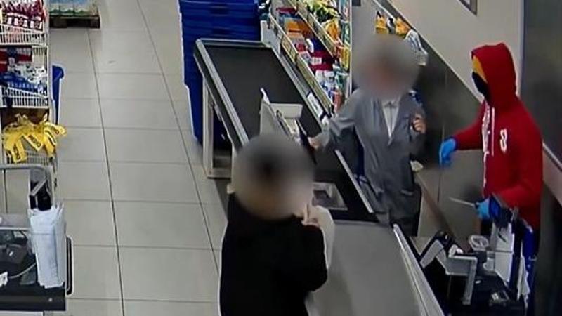 Si cambia d’abito dopo la rapina e fugge col trolley: il bandito trasformista non evita le manette