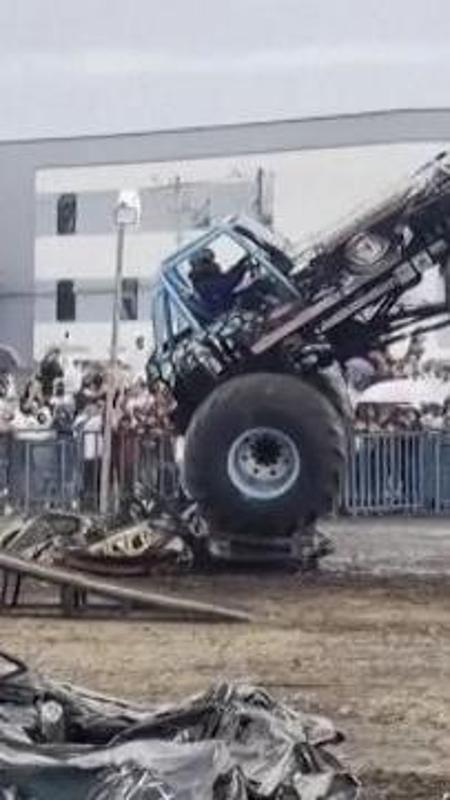Il "monster truck" sbanda e finisce sugli spettatori: due vittime