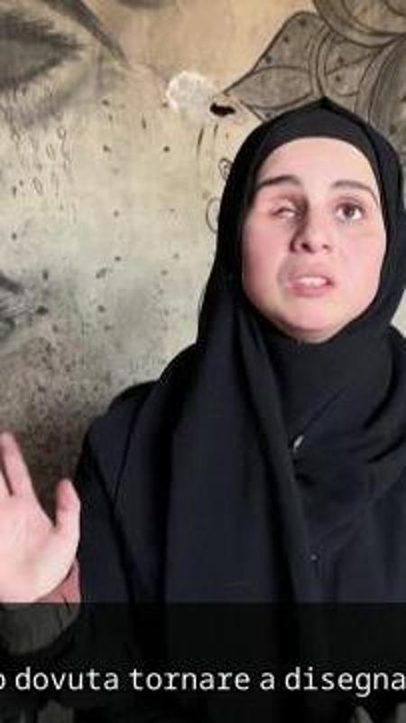 Gaza, "Non ho tela, dipingo con il carbone sul muro": parla la pittrice che ha perso un occhio