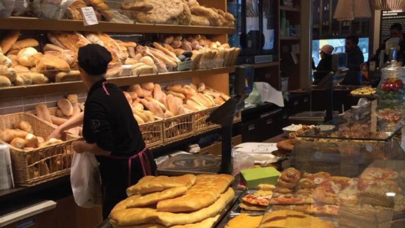 Lo squallido ricatto dei vigili al barista: “Caffè e dolci gratis, sennò arriva il controllo”