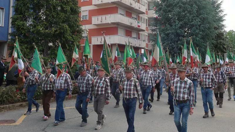 Gli Alpini invadono Genova tra viabilità stravolta, scritte anti-molestie e polemiche politiche