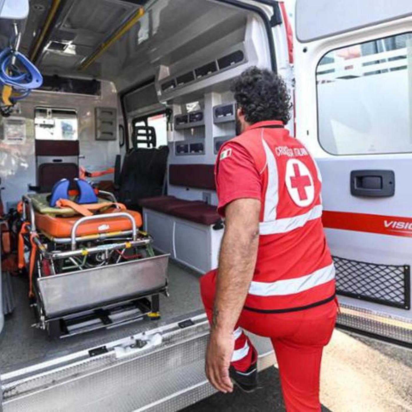 Ventenne ferita al torace dopo una festa: soccorsa in strada, mistero nel quartiere Lucento