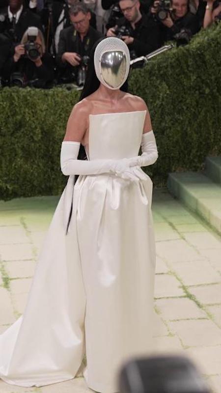 Katy Perry in incognito al Met Gala: maschera di ferro e guanto a sei dita