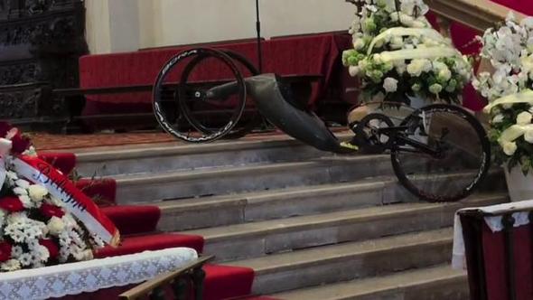 Addio a Zanardi, la sua handbike nella basilica nel giorno dei funerali