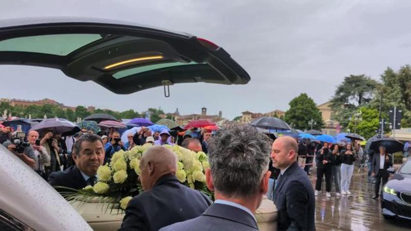 L'applauso all'arrivo della bara: moglie e figlio ringraziano i presenti