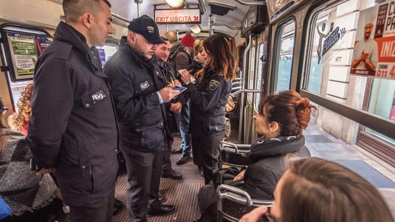“Polizia municipale al posto dei controllori su bus e tram di notte”: la proposta della Lega