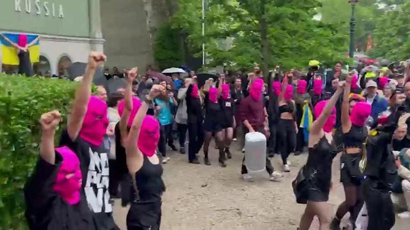 Passamontagna rosa e seno nudo, il blitz di Pussy Riot e Femen al padiglione russo alla Biennale