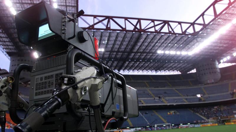 Diritti tv del calcio, Sky chiede un maxi risarcimento da 1,9 miliardi a Tim e Dazn