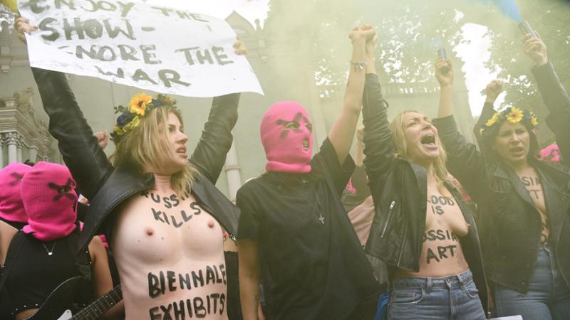 Pussy Riot: “La Russia vuole ripulire la sua immagine usando la Biennale d’arte”
