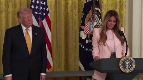 Usa, Melania definisce Trump leader "empatico e compassionevole": la platea scoppia a ridere