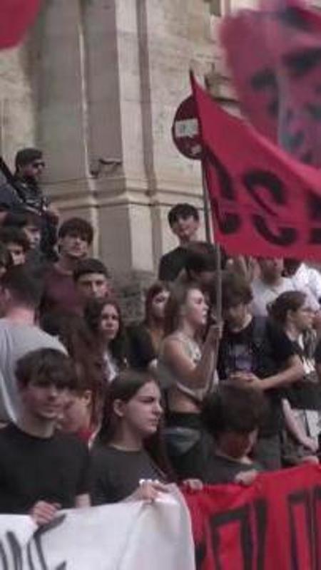 Sciopero scuola, la protesta degli studenti al ministero: "Mettete dei fiori nei vostri fucili"