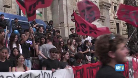 Sciopero scuola, la protesta degli studenti al ministero: "Mettete dei fiori nei vostri fucili"