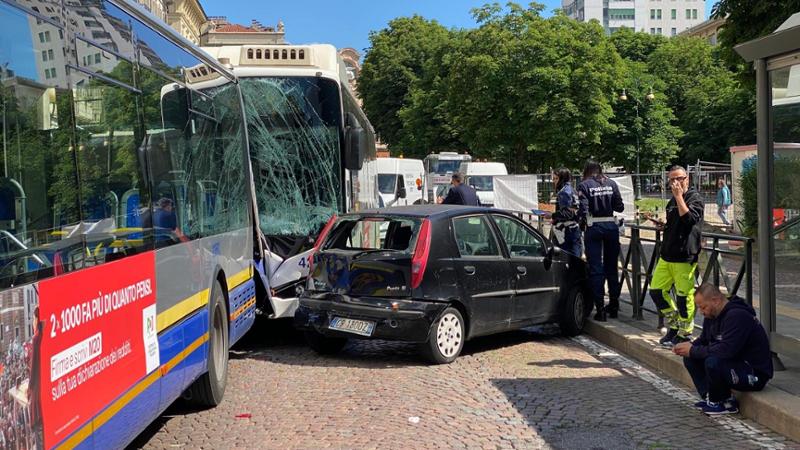 Tamponamento tra due bus di linea e un’auto in centro a Torino, feriti ...