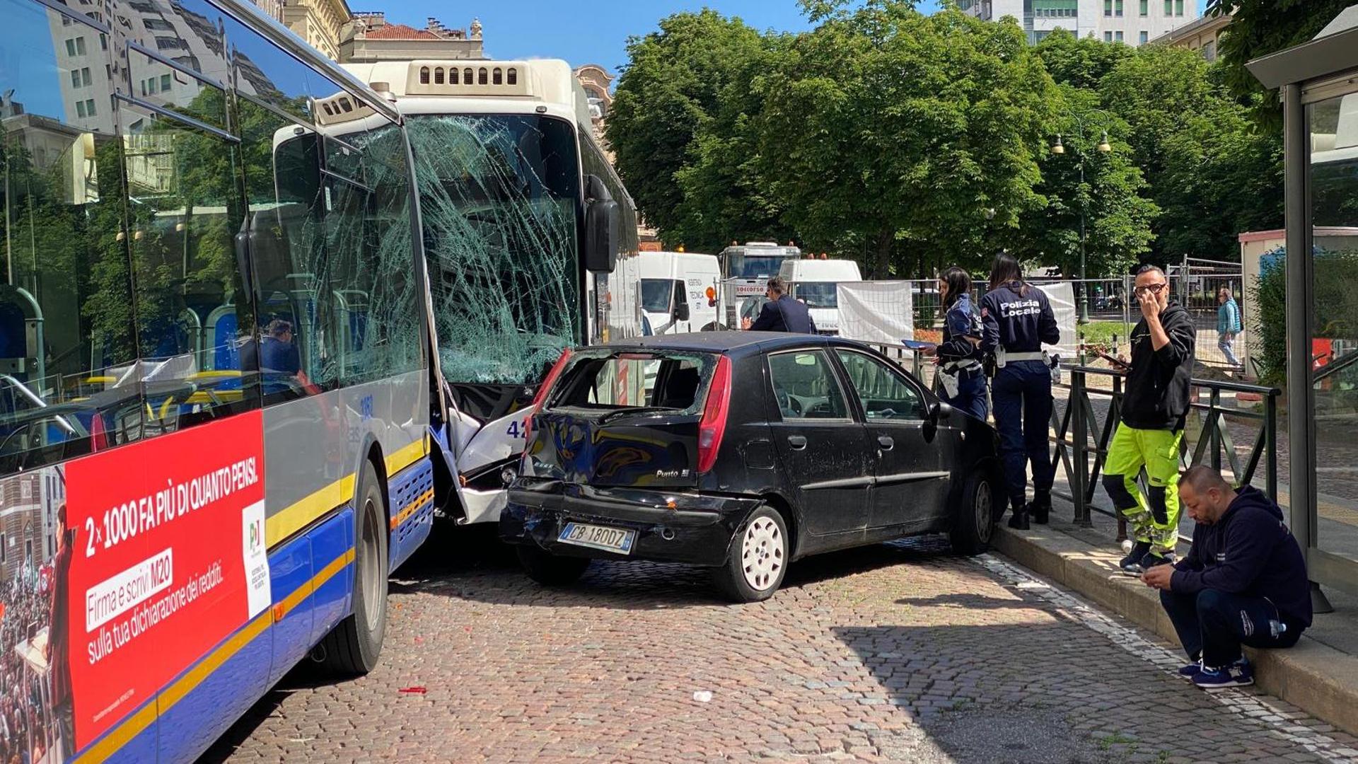 Tamponamento tra due bus di linea e un’auto in centro a Torino, feriti ...