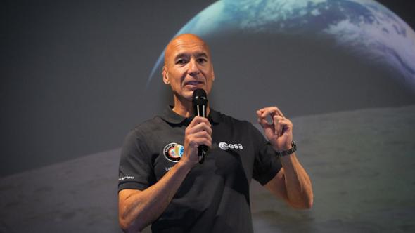 Luca Parmitano porta gli studenti torinesi a camminare tra le stelle