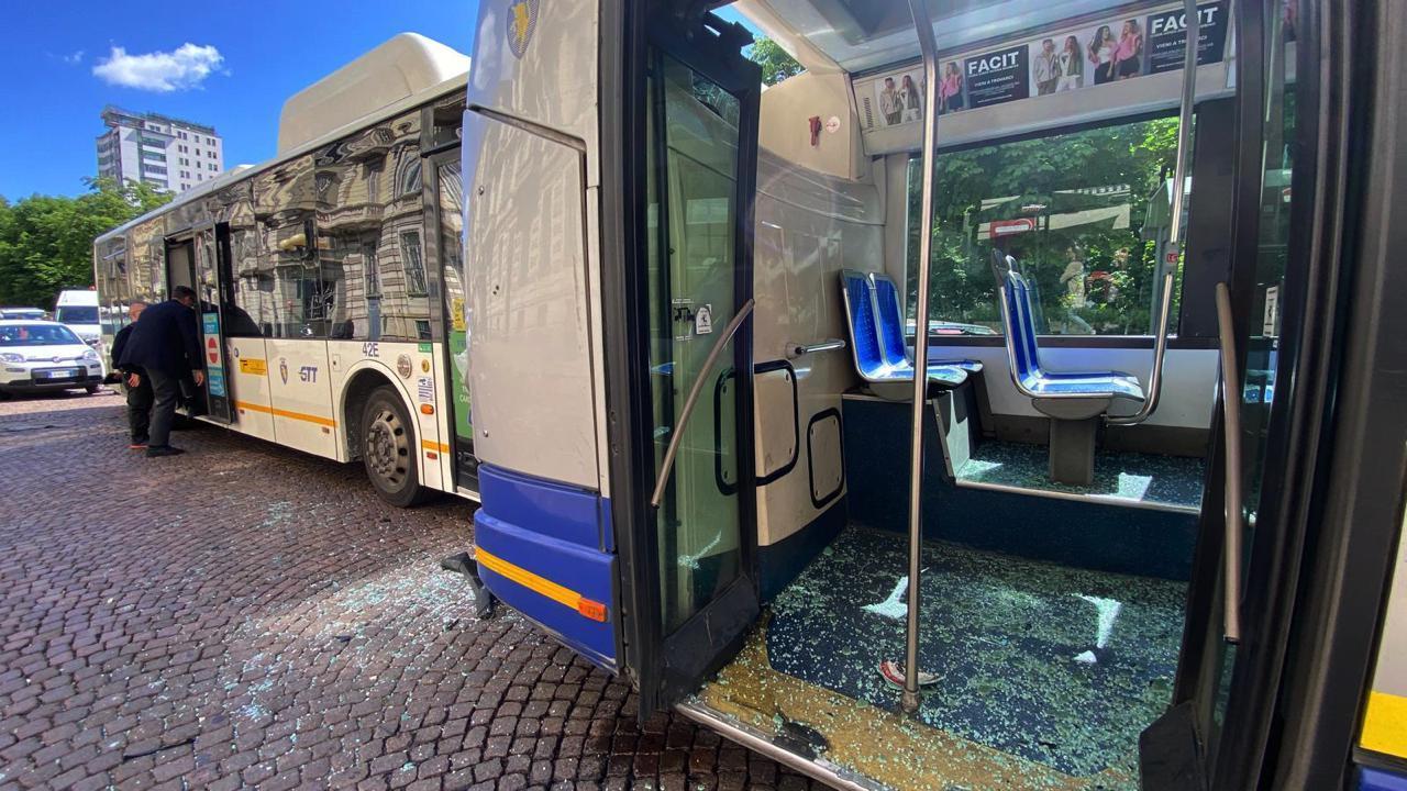 Tamponamento tra due bus di linea e un’auto in centro a Torino, feriti ...