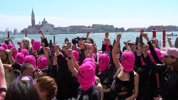 Biennale, le Pussy Riot provano a entrare negli uffici di Buttafuoco: passamontagna e slogan anti-Putin