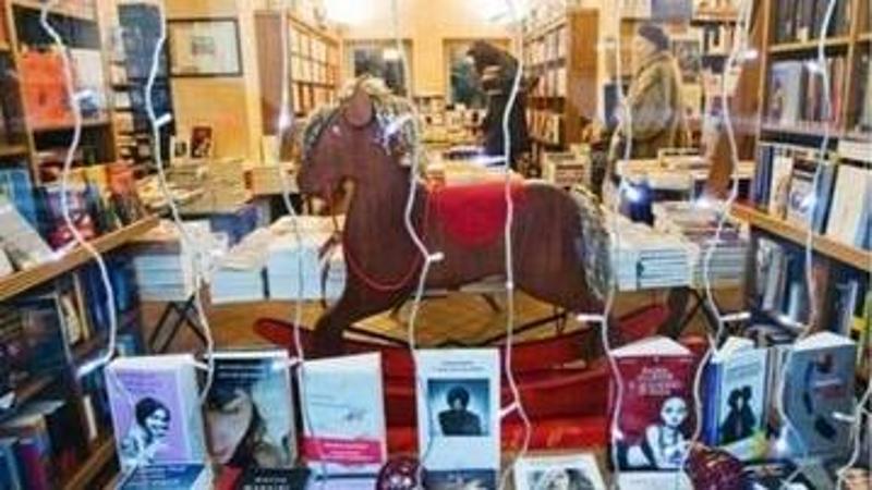 Salone del Libro, spazio romance: 25 euro per tre dediche, non una di più