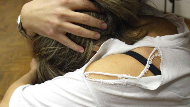 Ex studentessa denuncia i genitori per le botte, l’amica: “Si vergognava di quei lividi”
