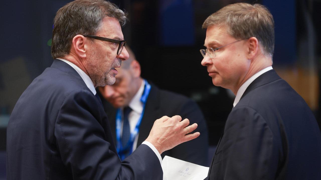Conti pubblici, l’Europa apre all’Italia. Dombrovskis: “Fuori procedura? Decideremo in autunno”