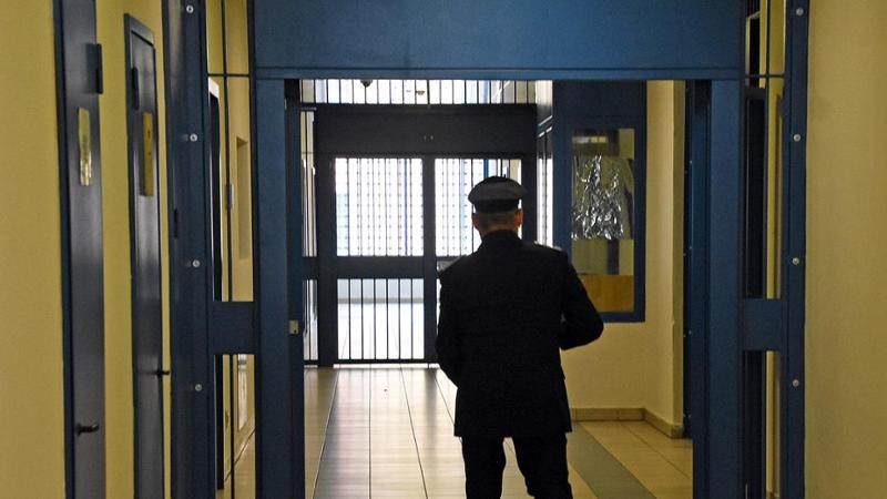 “Gli agenti mi hanno colpito con i manganelli e insultato”