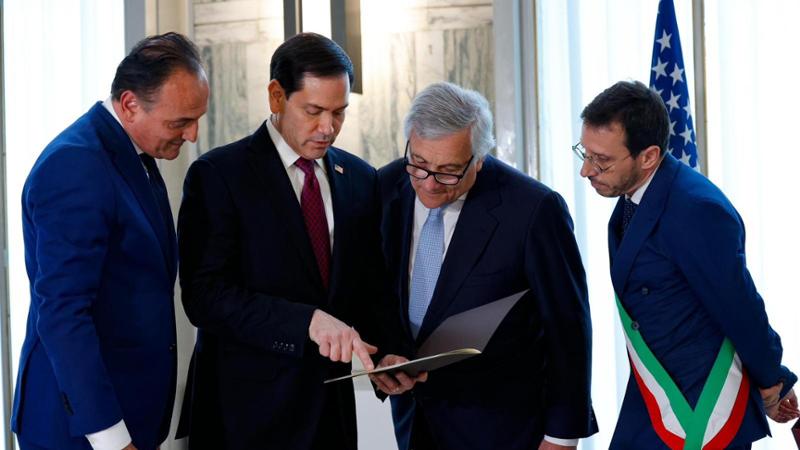Rubio il piemontese: Cirio e il sindaco di Casale Monferrato gli consegnano l'albero genealogico