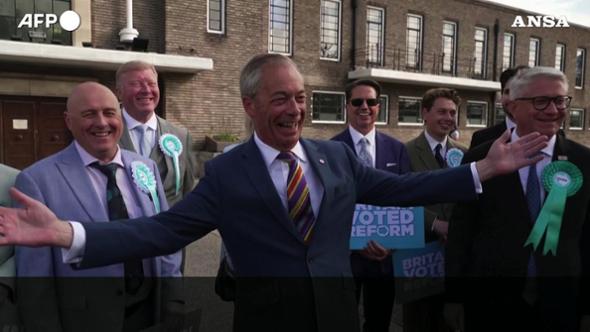Farage esulta per il voto amministrativo: "Svolta storica, siamo qui per restare"