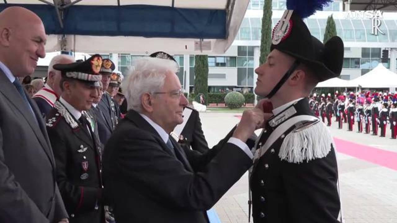 Giuramento carabinieri, Mattarella a Firenze consegna gli alamari all'allievo primo classificato
