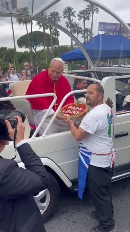 Napoli, la pizza per Leone XIV arriva sulla Papamobile