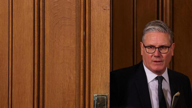 Starmer, rivolta tra i Labour e dimissioni in massa: pressioni perché lasci l’incarico. Lui: “Non mollo”