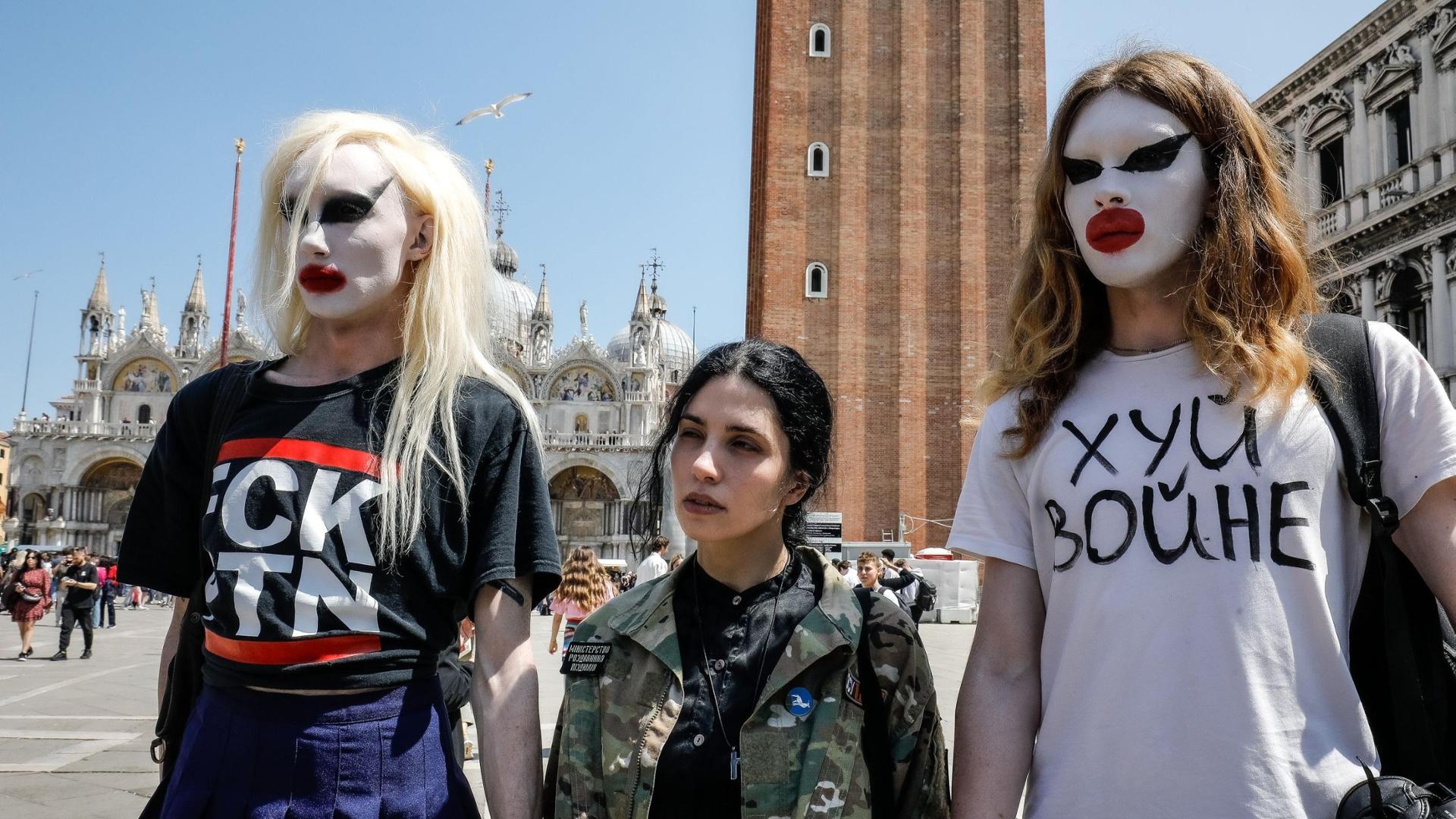 Biennale, le sette domande delle Pussy Riot a Buttafuoco