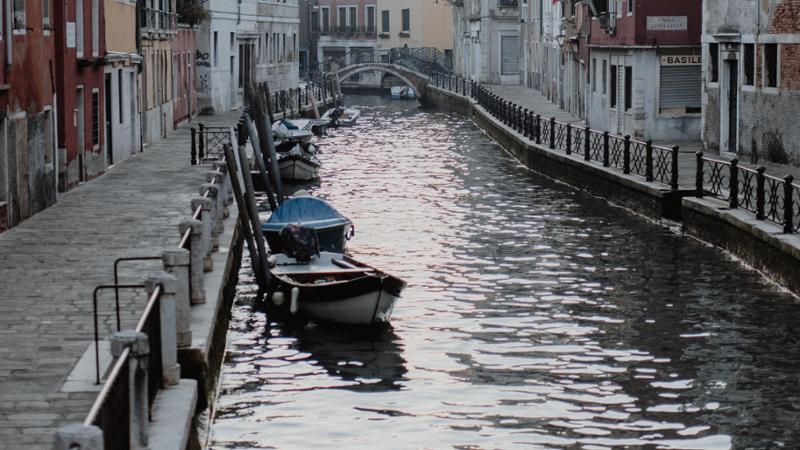 Venezia, minivan con 8 persone a bordo finisce in un canale: 3 dispersi
