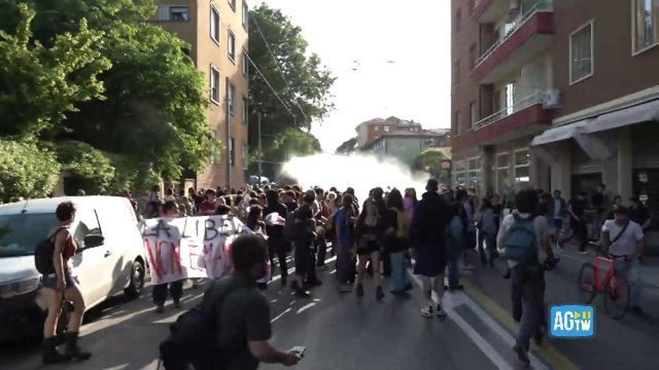 Bologna, scontri tra polizia e antagonisti al corteo contro l'estrema destra